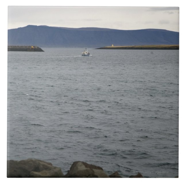 Azulejo De Cerámica Barco de pesca que sale del puerto, Reykjavik, (Frente)