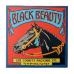 Azulejo De Cerámica Caballo de belleza negra con fondo rojo<br><div class="desc">Esta etiqueta vintage de un caballo negro sobre un fondo rojo gustará a cualquier amante del arte vintage. Los colores son muy vivos y nítidos. Elija esta huella en su producto hoy.</div>
