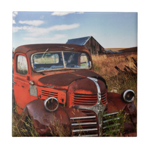Azulejo De Cerámica Camión Dodge naranja oxidado con granja abandonada