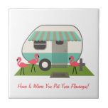 Azulejo De Cerámica Camper retro con flamencos<br><div class="desc">Baldosa con un ilustracion de un camper retro con flamencos rosas en el patio.  El texto dice "¡Hogar es donde pones tus flamencos!"</div>