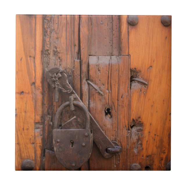 Azulejo De Cerámica Candado en puerta de madera (Frente)