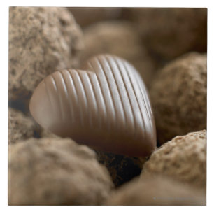Azulejo De Cerámica chocolate nestled entre otros chocolates