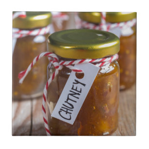 Azulejo De Cerámica Chutney de piña de cebolla en madera rústica