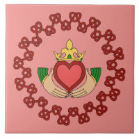 Claddagh y Red Knotwork sobre rosa