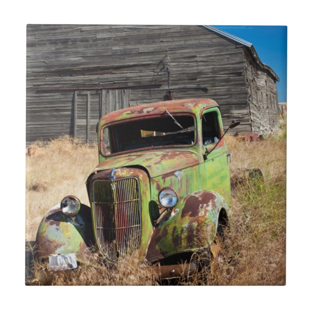 Azulejo De Cerámica Coche que aherrumbra delante de la granja (Frente)