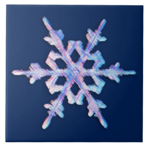 Azulejo De Cerámica Copo de nieve iridiscente sobre azul oscuro
