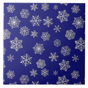 Azulejo De Cerámica Copos de nieve plateados en un fondo azul oscuro