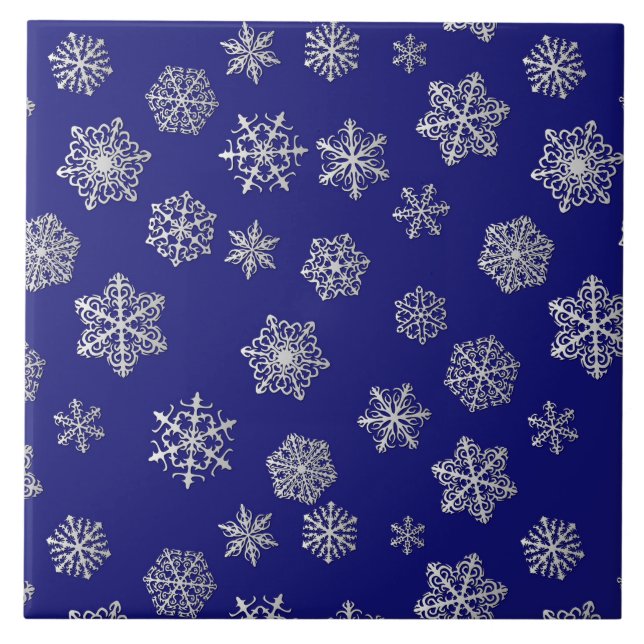 Azulejo De Cerámica Copos de nieve plateados en un fondo azul oscuro (Frente)