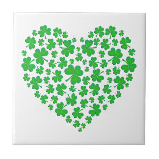 Azulejo De Cerámica Corazón verde irlandés del trébol