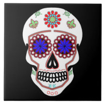 Cráneo de azúcar con ojos azules y flores verdes d