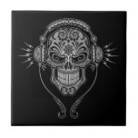 Azulejo De Cerámica Cráneo del azúcar de DJ, oscuro<br><div class="desc">Este DJ elaborado azucara diseño del cráneo se adorna con remolinos y modelos de punto complejos. Los auriculares se sientan encima del cráneo con dos alambres que cuelgan abajo. Las líneas y los círculos del complejo se pintan negros mientras que el interior es un color gris profundo, destacado. El cráneo...</div>