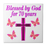 AZULEJO DE CERÁMICA CRISTIAN PINK 70TH BIRTHDAY CROSS DISEÑN<br><div class="desc">Este cristiano y alegre de 70 años adorará celebrar cumplir 70 años con este hermoso diseño de 70 años de cruz rosa y mariposa en Tees, bolsas de té, tazas, almohadas y regalos. Delibera a su espiritual y a su Dios amando a los 70 años con un regalo de cumpleaños...</div>