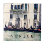 Azulejo De Cerámica Destinos | Fotografía de Venecia frente al mar<br><div class="desc">Capturado aquí, una impresionante fotografía clásica a lo largo de los canales de Venecia en Italia de la talentosa Sylvia Coomes. Tómese en cuenta todos los detalles rústicos de esta fotografía, empezando por la hilera de elegantes góndolas alineadas. Mira, mientras el sol abrasador brilla alegremente mientras el agua se queda...</div>