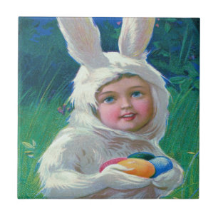 Azulejo De Cerámica Disfraz de conejo de Pascua de niña linda en campo