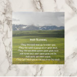 Azulejo De Cerámica El paisaje irlandés del Valle Verde<br><div class="desc">Baldosa cerámica con la imagen fotográfica de un paisaje verde de valle de montaña junto con una tradicional bendición irlandesa. Seleccione su tamaño de mosaico. ¡Hace un regalo para la familia y los amigos o como un regalo para el hogar!</div>
