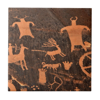 Azulejo De Cerámica El panel del petroglifo de la roca del periódico -