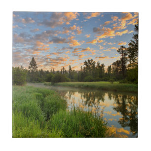 Azulejo De Cerámica El río Whitefish con hermosas nubes al amanecer