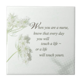 Azulejo De Cerámica Enfermera toca una vida con flores silvestres