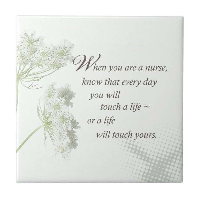 Azulejo De Cerámica Enfermera toca una vida con flores silvestres (Frente)