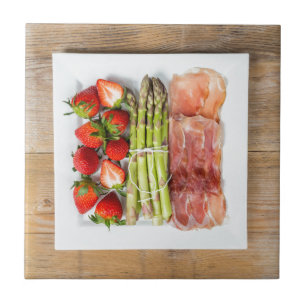 Azulejo De Cerámica Espárragos verdes con jamón y fresas
