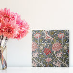 Azulejo De Cerámica Floral textil gris William Morris<br><div class="desc">Baldosa cerámica decorativa con el patrón textil floral de William Morris (1834-1896),  Cray (1883). Flores rojas y rosas sobre un fondo gris oscuro. Morris era un artista británico del movimiento Artes y Oficios.</div>
