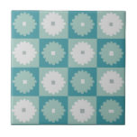 Azulejo De Cerámica Flores Geométricas Modernas De Mediados Del Siglo<br><div class="desc">Este moderno mosaico de flores geométricas de mediados de siglo es una versión moderna de la botánica. Este magnífico diseño acuático y verde azulado de tablero de ajedrez combina flores de agua y gris de paloma en cada plaza. Las flores grises de las palomas tienen centros grises cuadrados más oscuros...</div>