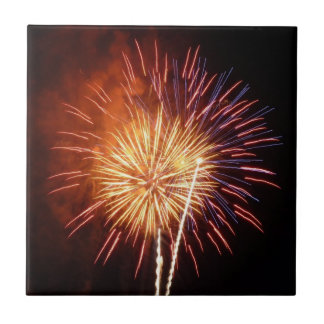 Azulejo De Cerámica Fuegos artificiales rojos, blancos y azules en Pat