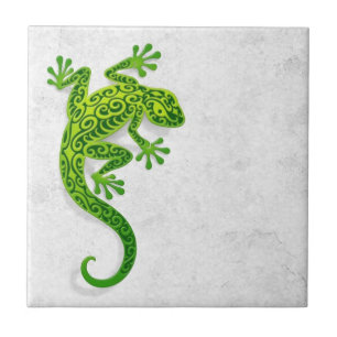 Azulejo De Cerámica Gecko verde que sube en una pared blanca