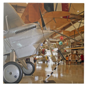 Azulejo De Cerámica Gente visitando el Museo Nacional de Aviación Nava