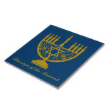 Azulejo De Cerámica Golden Menorah<br><div class="desc">Baldosa cerámica cuadrada con la imagen de una menorah dorada y texto opcional sobre azul real. Consulte placas de papel y embutidos correspondientes. Vea toda la colección Hanukkah Tile en la categoría HOME en la sección HOLIDAYS.</div>