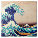 Azulejo De Cerámica Gran ola del Bella Artes japonés de cosecha Kanaga<br><div class="desc">Katsushika Hokusai La gran ola de Kanagawa (1830) La gran ola de Kanagawa, también conocida como La gran ola o simplemente La onda, es una publicación en ukiyo-e del artista japonés Hokusai, publicada en algún momento entre 1830 y 1833 a finales del período Edo como la primera impresión de la...</div>