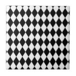 Azulejo De Cerámica Harlequin blanco y negro<br><div class="desc">El estilo tradicional clásico del modelo elegante de los diamantes del Harlequin en blanco y negro contemporáneo</div>