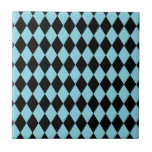 Azulejo De Cerámica Harlequin Sky y Black<br><div class="desc">El estilo clásico tradicional de los elegantes diamantes de Harlequin en azul y negro pastel contemporáneo</div>