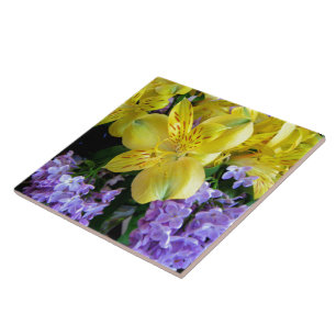 Azulejo De Cerámica Hemerocallis amarillos y flores de lila púrpura