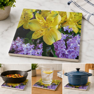 Azulejo De Cerámica Hemerocallis amarillos y flores de lila púrpura