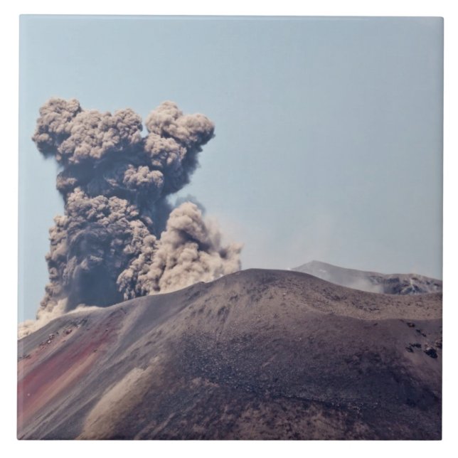Azulejo De Cerámica Humo escapando del volcán activo Anak Krakatau (Frente)