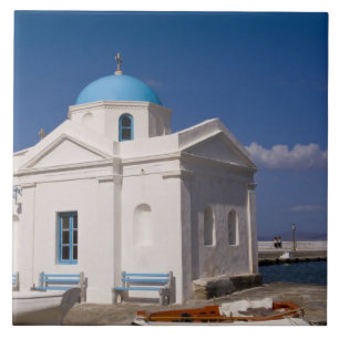 Azulejo De Cerámica Iglesia blanca en la playa cerca del mar Egeo en