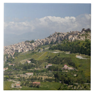 Azulejo De Cerámica Italia, Sicilia, Enna, Calascibetta, Vista de la m