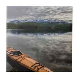 Azulejo De Cerámica Kayak de madera en la orilla del lago Beaver