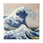 Azulejo De Cerámica La gran onda de Kanagawa<br><div class="desc">La gran onda de Kanagawa (nami-ura de Kanagawa-oki del 神奈川沖浪裏, "debajo de una onda de Kanagawa"), a.k.a. "la gran onda" o simplemente "la onda", es una impresión del woodblock del artista japonés, Hokusai. Un ejemplo del arte del ukiyo-e, fue publicado alguna vez entre 1830 y 1833 (durante el período de...</div>