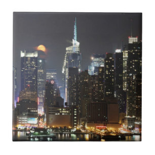 Azulejo De Cerámica La luna sube sobre el Midtown Nueva York.