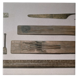 Azulejo De Cerámica Los instrumentos de un escribano (madera, marfil,