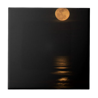 Azulejo De Cerámica Luna Llena de oro sobre el océano
