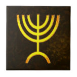 Azulejo De Cerámica Menorah Flame<br><div class="desc">Una representación digital de la menorah judía de siete ramas (hebreo: מְ נ וֹ רָ ‎). La menorah de siete ramas, utilizada en el santuario portátil establecido por Moisés en el desierto y más tarde en el Templo en Jerusalén, ha sido un símbolo del judaísmo desde la antigüedad y es...</div>