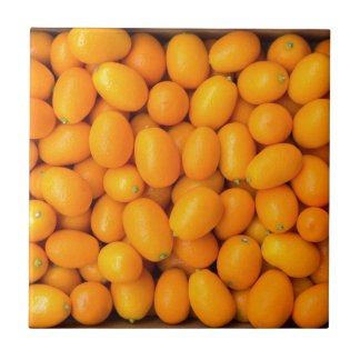 Azulejo De Cerámica Montón de kumquats anaranjados en caja de cartón
