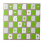 Azulejo De Cerámica Mosaico de cerámica retro verde y blanco Starburst<br><div class="desc">Este Starbursts Retro Verde y Blanco Pequeño Tile de cerámica es tan adorable que la edad del espacio no podrá contener su entusiasmo. ¿Y por qué querrías? Este diseño de inspiración moderna de mediados de los años 1960 presenta un fondo gris de cuero oscuro y filas de rectángulos perfectamente imperfectos...</div>