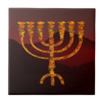 Azulejo De Cerámica Moshe es Menorah<br><div class="desc">Una fuerte menorah de siete ramas superpuesta en un oscuro fondo montañoso. En la Torá Moshe Rabbenu se le dice: "Harás una Menora de oro puro, golpeada, la Menora será hecha, su base, su rama, sus goballes, sus pechos y sus flores serán martilladas de ella", y más tarde, "Mira, y...</div>