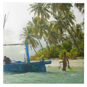 Azulejo De Cerámica Mujer en un pequeño barco de pesca tradicional,