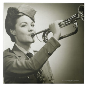 Azulejo De Cerámica Mujer en uniforme del soldado