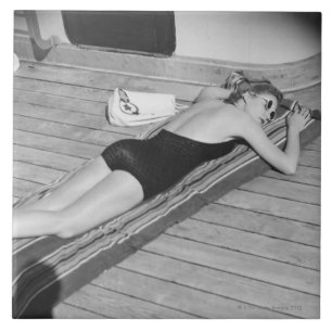 Azulejo De Cerámica Mujer que broncea de Sun